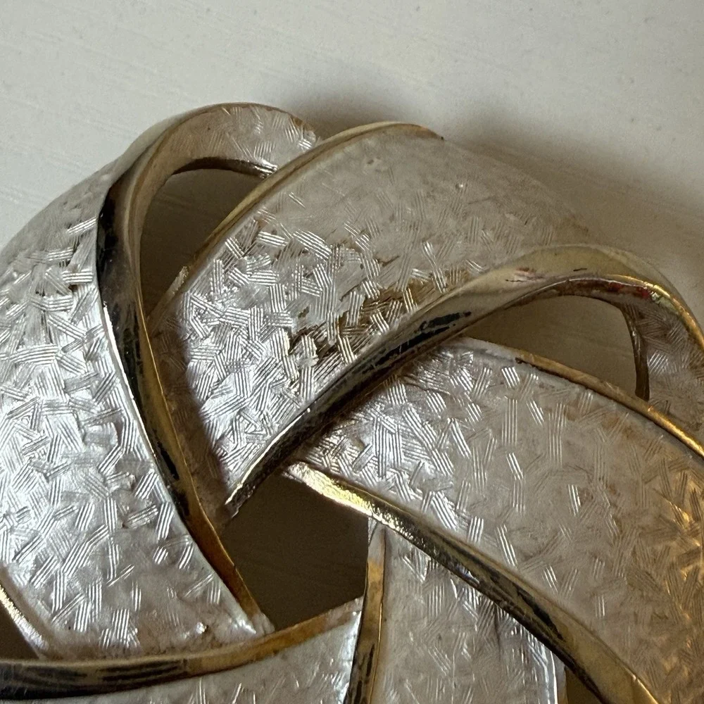 Vintage Mid Century Modern White Enamel Gold Tone Ribbon Knot Brooch Pin 1970s
